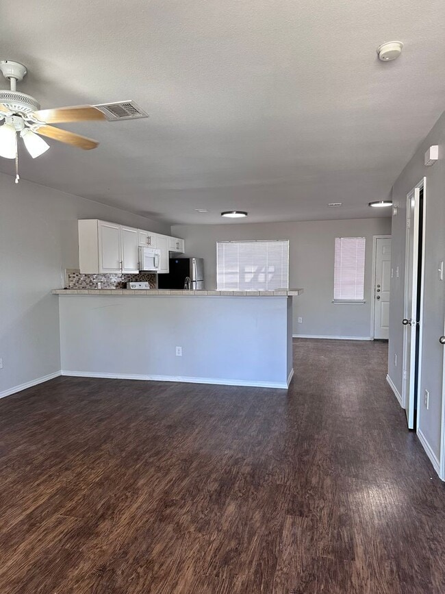 Building Photo - Eastside Townwhome - River Crossing - Down...