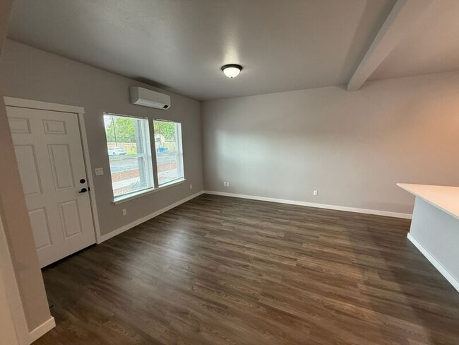 Foto del edificio - 2605 Laurel Ave NE