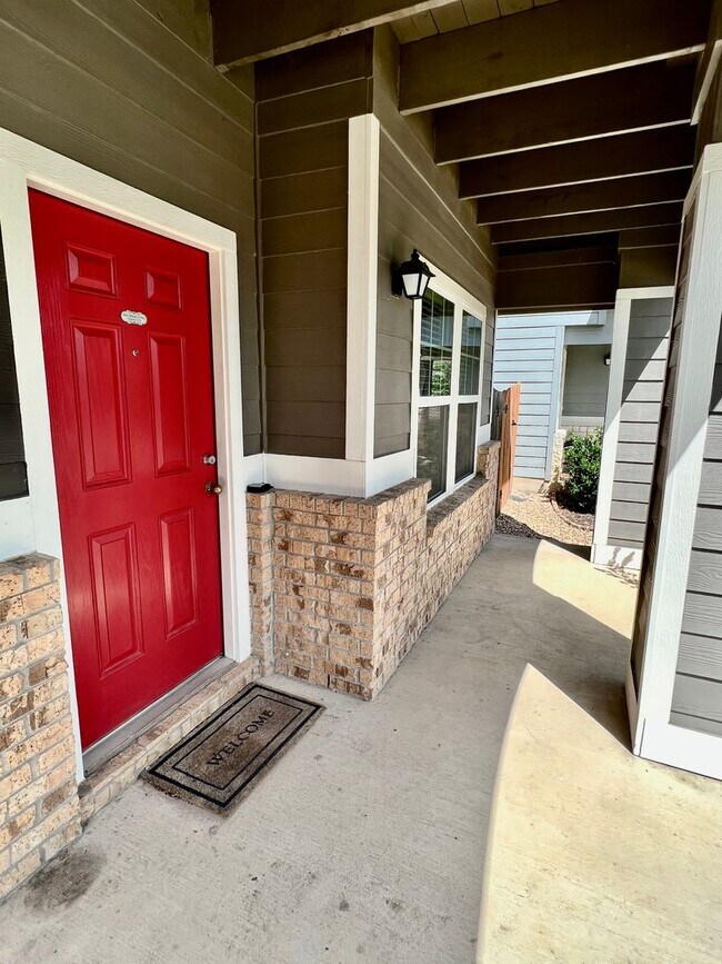 Building Photo - Charming 2 Story, 2 Bedroom, 2.5 Bathroom Home in Blanco Vista