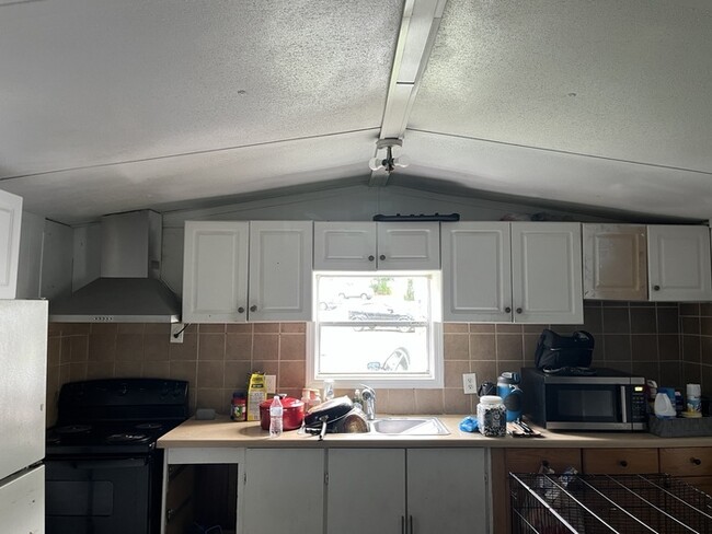 Building Photo - 2 Bed 1 Bath Mobile Home