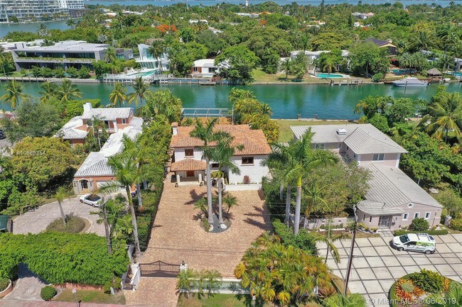 Foto del edificio - 4838 Pine Tree Dr