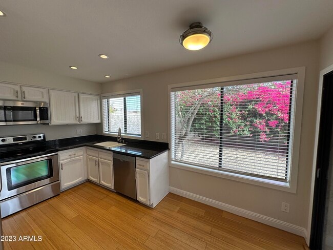 Building Photo - 6745 N 79th Pl