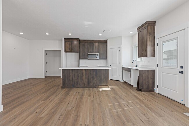Building Photo - B524AG