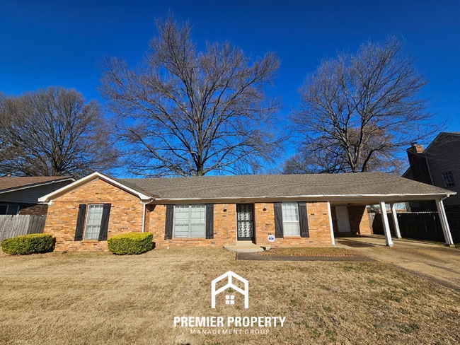4BR Memphis Home w/ Brick Fireplace, Formal Dining & Fenced Yard - 4BR Memphis Home w/ Brick Fireplace, Formal Dining & Fenced Yard