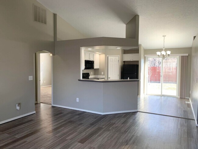 Building Photo - Wonderful Home Next to Nampa's Greenbelt!