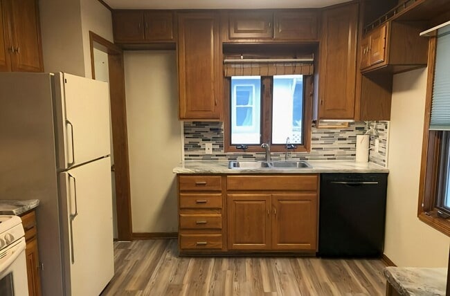 Building Photo - 3-Bedroom Home Near Aksarben For Rent – Mo...