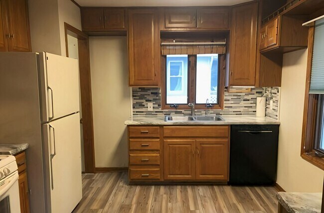 Foto del edificio - 3-Bedroom Home Near Aksarben For Rent – Mo...
