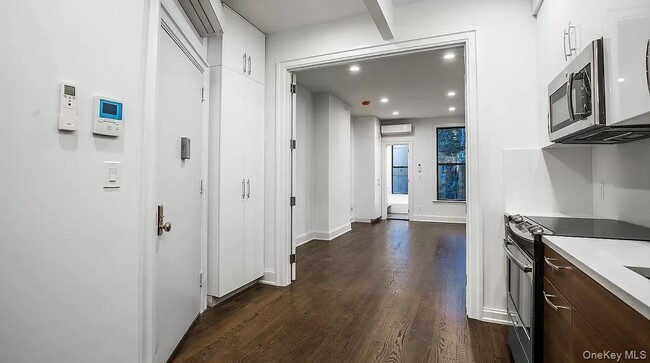 Building Photo - 167 Russell St