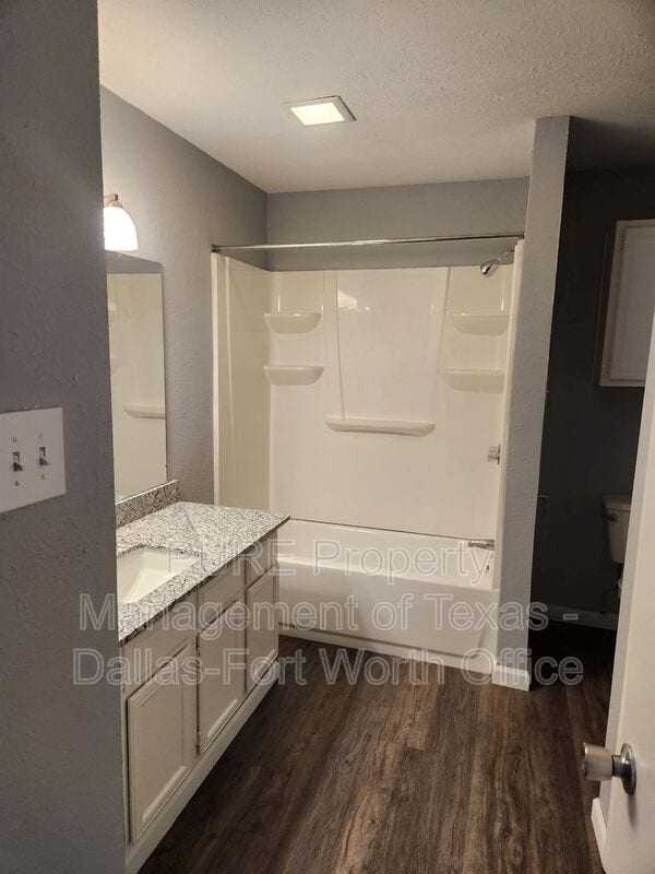 Building Photo - 806 Castleglen Dr
