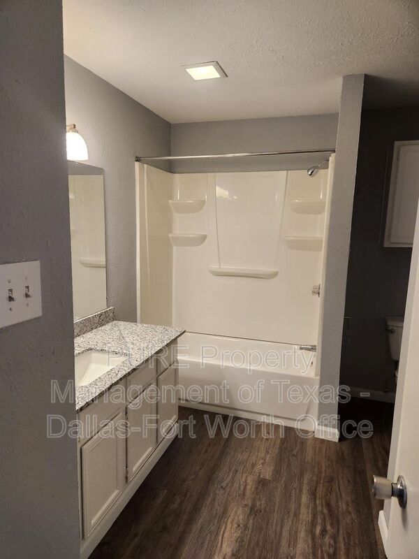 Photo - 806 Castleglen Dr House