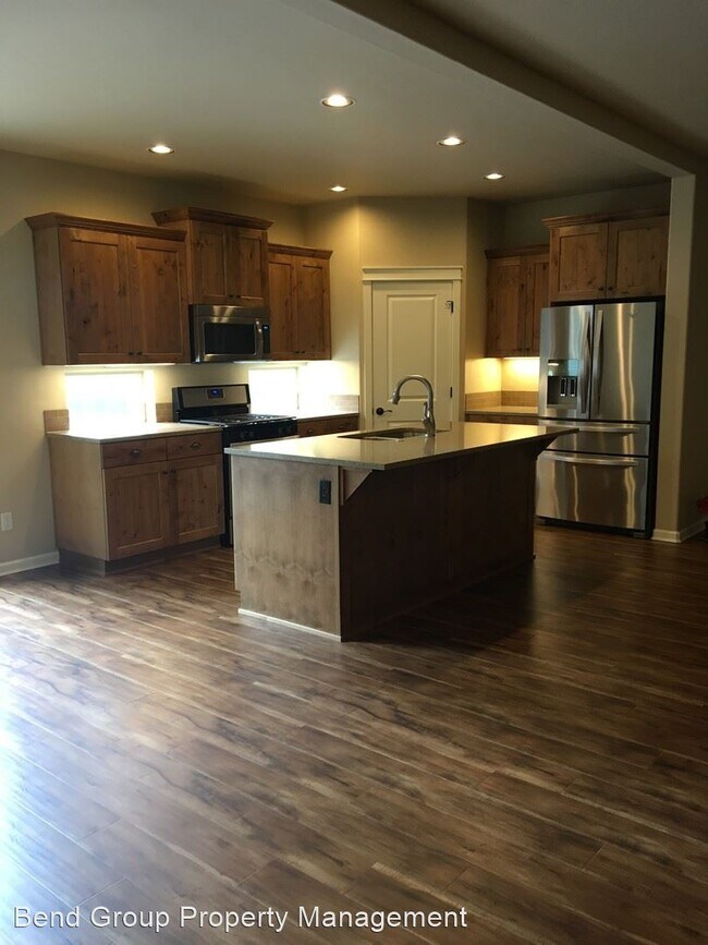 Building Photo - 3 br, 2.5 bath House - 60411 Hedgewood Lane