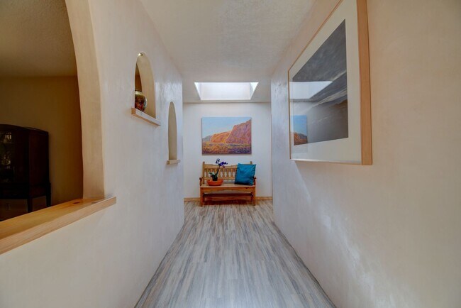 Foto del edificio - Executive 4 bedroom NE Heights home