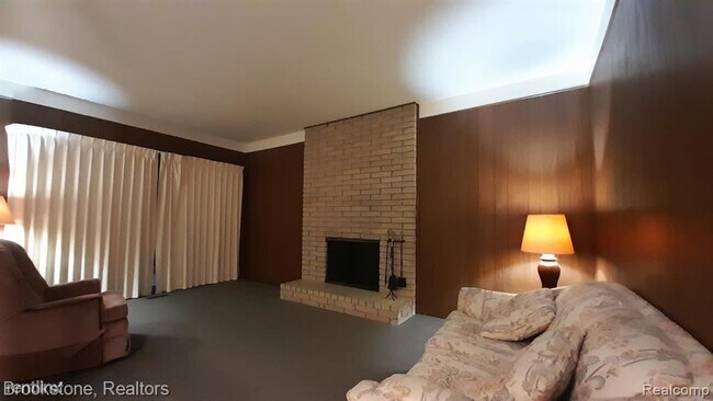 Foto del edificio - 3 br, 1.5 bath House - 25227 Saint Clement Dr