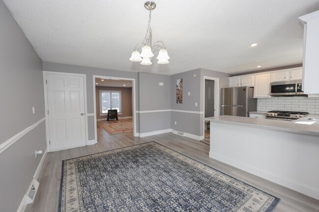 Building Photo - 5 Gleneagle Dr