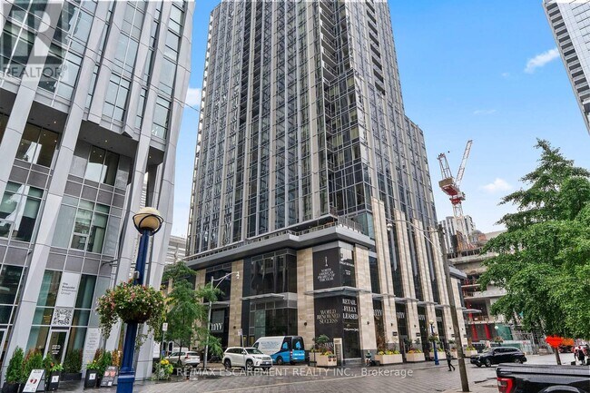 Building Photo - 11-2111 Yorkville Ave