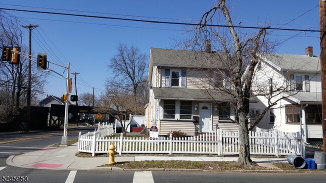 Building Photo - 204 Spruce St