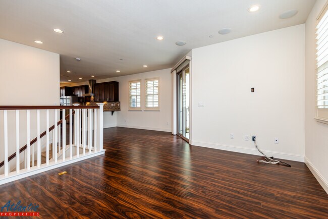 Building Photo - 118 Minaret Ave