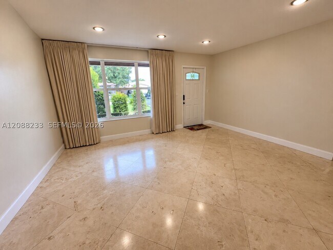 Foto del edificio - 7050 SW 5th St