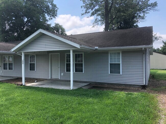 Front of duplex. - 206 W Hammond St