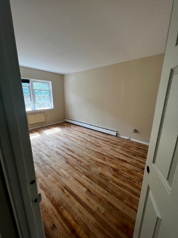 Building Photo - 1062 E 81st St