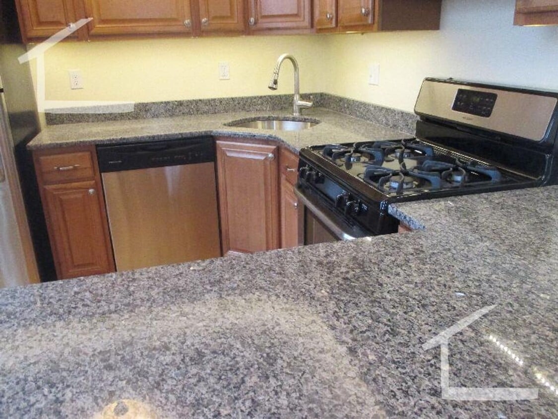 Nicely renovated 3 bed in Brookline Village! - Nicely renovated 3 bed in Brookline Village!