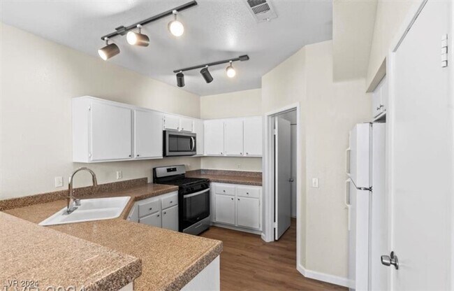 Building Photo - 251 S Green Valley Pkwy