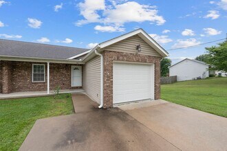 Building Photo - 124-130 Comanche Ln