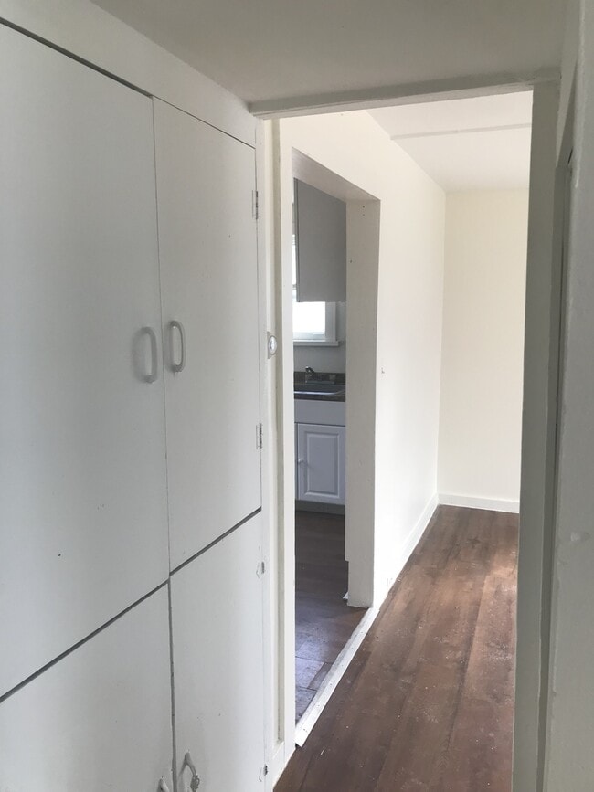 Building Photo - 361 Elk St. $1,500 4BR 2 BR