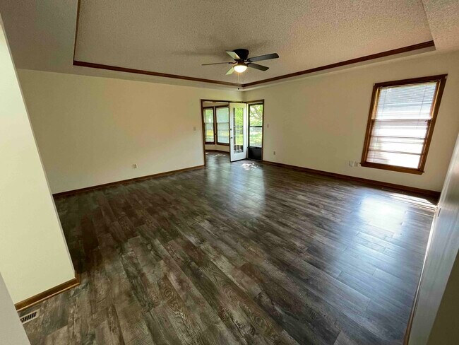 Living room - 304 SE Williamsburg Dr