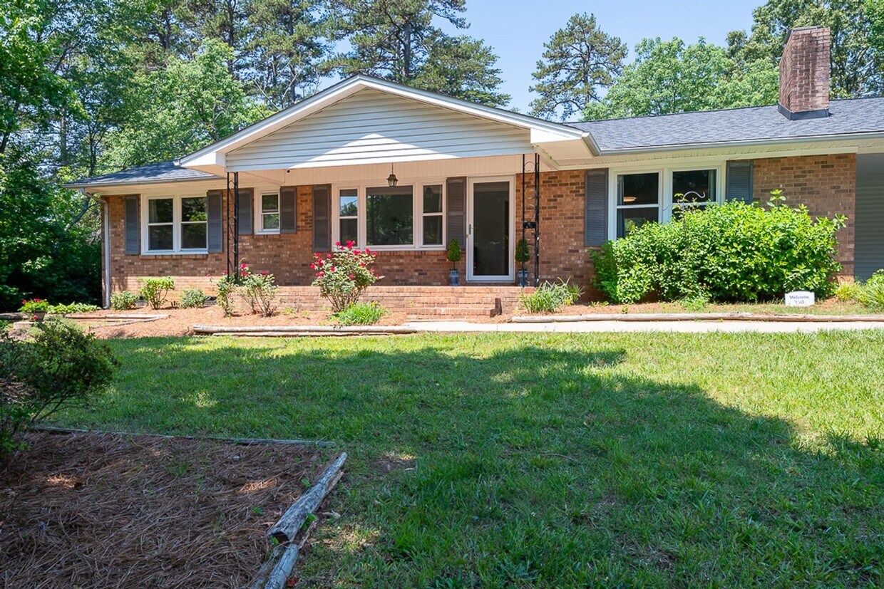 Foto principal - Classic brick rancher with carport