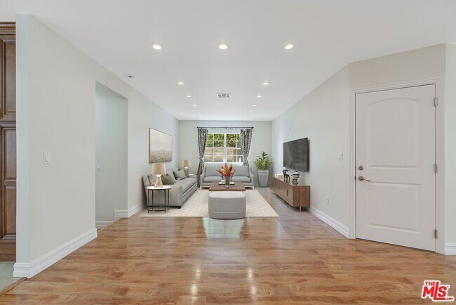 Foto del edificio - 6378 Bertrand Ave