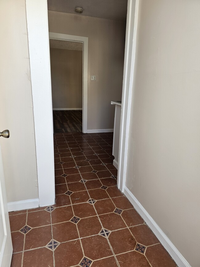 Foto del edificio - 527 1/2 W 19th St