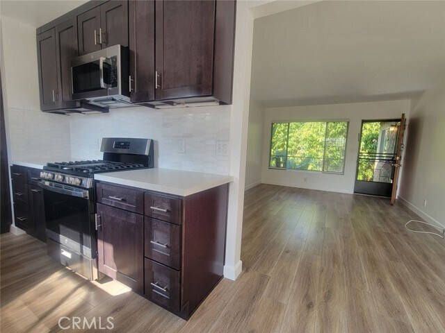 Foto del edificio - 241 Newport Ave