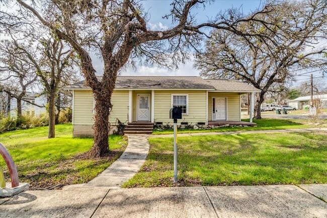 Building Photo - 1119 N LBJ Dr