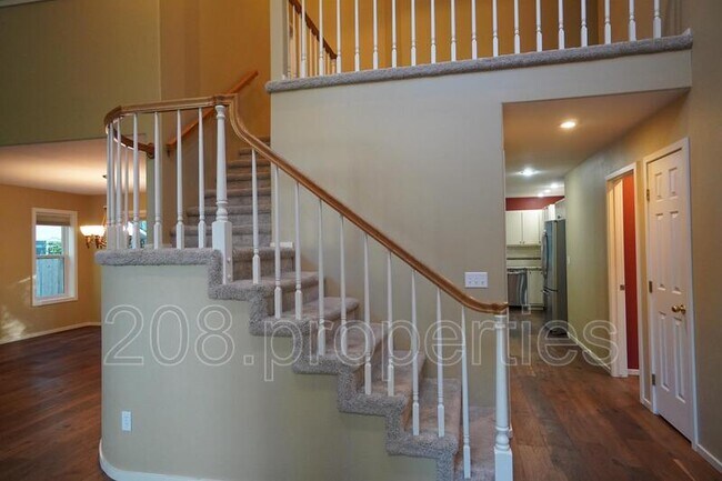 Building Photo - 1394 E Holly St
