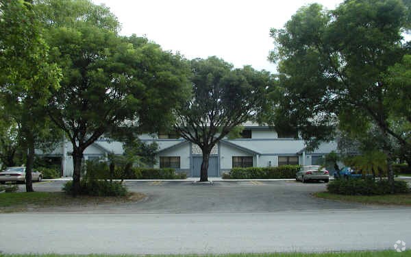 Foto del edificio - 11689-11699 NW 45th St