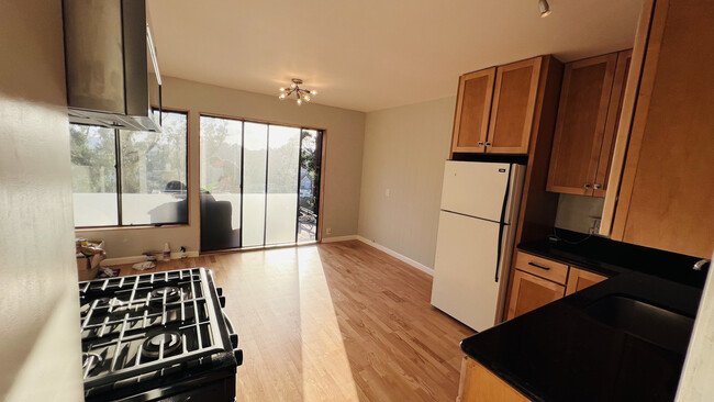 Kitchen/Dining - 121 Moffitt St