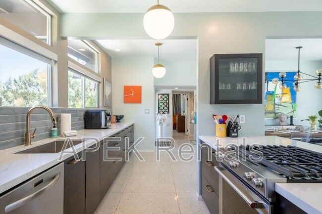 Foto del edificio - 2204 W Acacia Rd