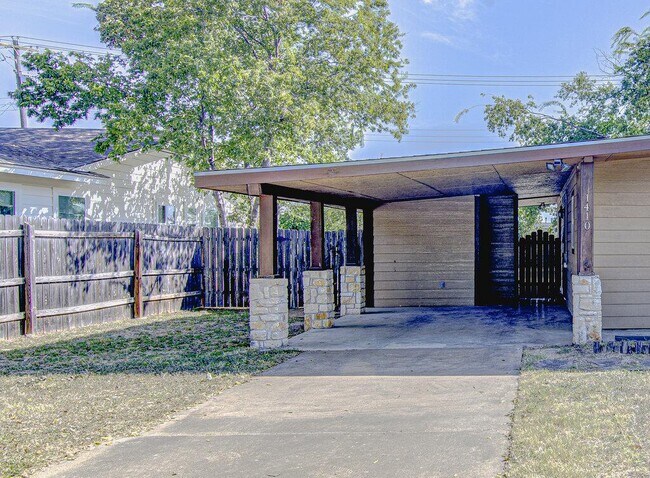 Building Photo - 1410 Kamar Dr