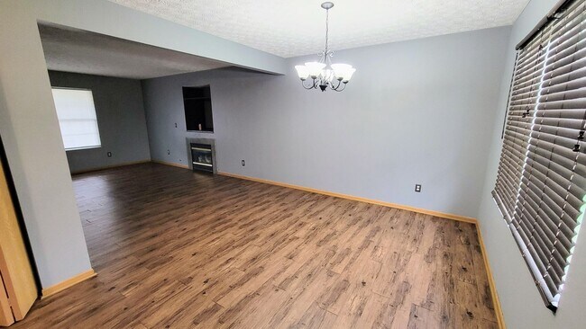 Building Photo - Spacious South Side Home with Garage!