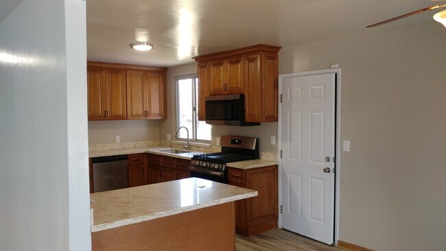 Foto del edificio - AMAZING Updated 3 Bedroom/2 Bath Home in Good School Area! - BERRYESSA