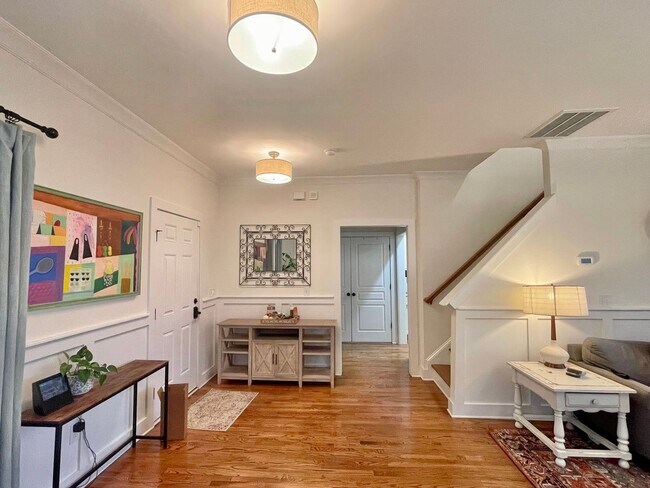 Foto del edificio - Beautiful Craftsman home near Duke!