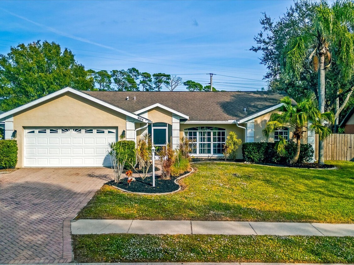 Foto principal - Braden River Lakes 3 Bedroom Fenced Yard &...