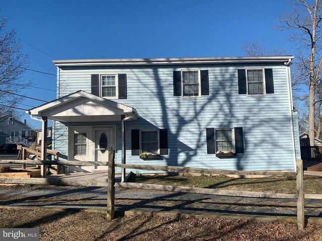 Building Photo - 3bd 2bth single family home with water views from all 4 sides!