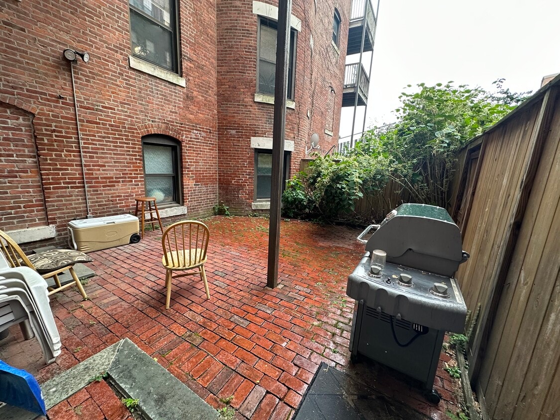 Primary Photo - 102 Gainsborough St