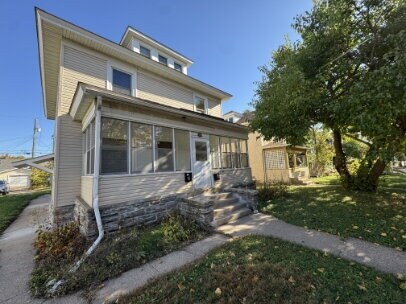 Building Photo - "Charming 4-Bed Upper Level Retreat with Hardwood Elegance in (Powderhorn) Minneapolis!"