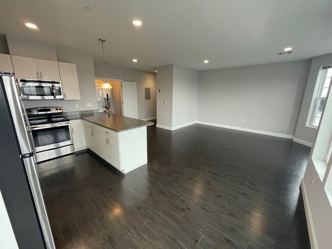 Building Photo - 431 River St