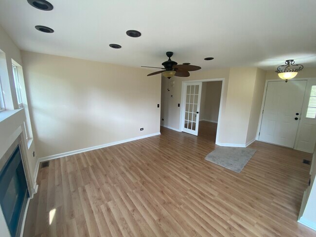 Foto del edificio - 463 Springwood Dr