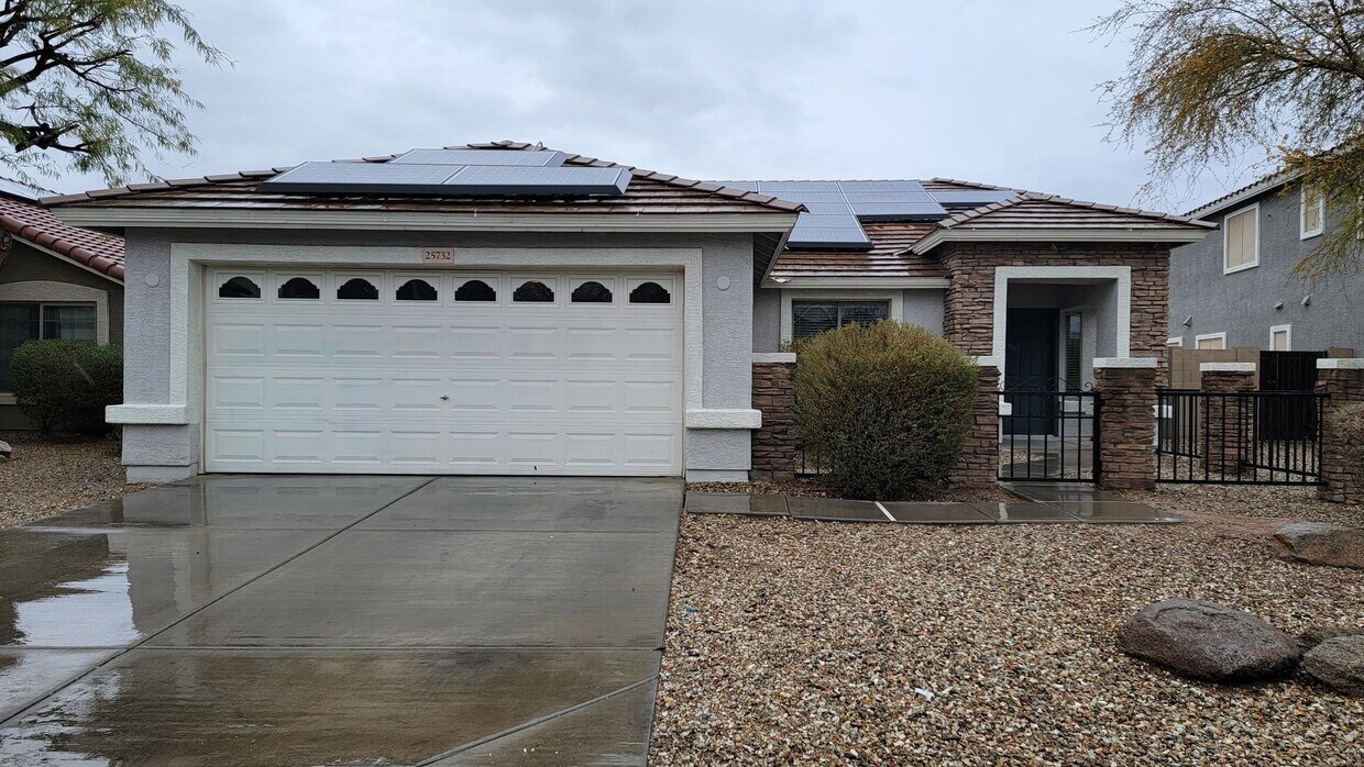 Foto principal - SOLAR makes this home a bargain!!