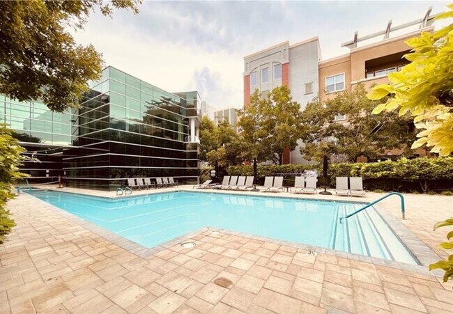 Foto del edificio - SPACIOUS BOTTOM FLOOR 2 BEDROOM IN THE GATED MANHATTAN CONDOS